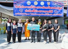 นครปฐม-ทหารและประชาชนจิตอาสาร่วมกันจัดเตรียมสิ่งของช่วยเหลือผู้ประสบอุทกภัยในพื้นที่ภาคใต้