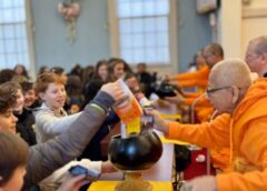 พระสงฆ์ไทยถ่ายทอดหลักธรรมข้ามวัฒนธรรม ณ ศูนย์ปฏิบัติธรรมชิคาโก สหรัฐอเมริกา