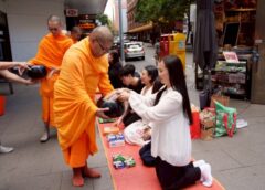 ซิดนีย์อบอุ่นด้วยศรัทธา พระสงฆ์เดินรับบาตรกลางไทยทาวน์ต่อเนื่องกว่า 18 ปี