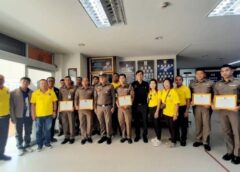 สมุทรสงคราม- กต.ตร. มอบประกาศเกียรติคุณตำรวจปฏิบัติงานดีเด่น 10 นาย พร้อมรับการตรวจราชการ หลัง สภ.เมือง คว้ารางวัลอันดับ 1 โรงพักขนาดใหญ่