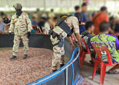 สุพรรณบุรี-ฝ่ายปกครองจังหวัดร่วมทหารบุกจับบ่อนไก่ชนนักพนัน วิ่งหนีกันชุลมุนรวบได้60 คน