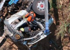 แม่ฮ่องสอน-รถติดยาวกว่า 3 ชม. เกิดอุบัติเหตุ รถบรรทุกเสาไฟฟ้าพลิกคว่ำ ทล.108 (แม่เหาะ – แม่สะเรียง) มีผู้ได้รับบาดเจ็บ 3 ราย