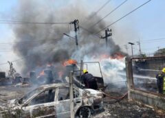 ปทุมธานี-ไฟไหม้ป่าหญ้าลุกลามติดกองยางและรถยนต์เสียหาย 2คัน