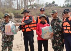 แม่ฮ่องสอน-ผู้ว่าฯ แม่ฮ่องสอน ติดตามสถานการณ์ไฟป่าสาละวิน ตรวจเข้มชายแดนริมฝั่งลำน้ำสาละวิน ความมั่นคง-การค้าชายแดน พร้อมบำรุงขวัญกำลังพล