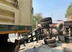 แม่ฮ่องสอน- เกิดอุบัติเหตุ รถบรรทุกปูนเสียหลักพลิกคว่ำ ทล.108 (แม่เหาะ – ป่าจี้) ปิดเส้นทางสัญจร1ช่อง