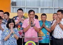 ปทุมธานี- หัวหน้าส่วนราชการพร้อมประชาชนร่วมรดน้ำ นายกแจ๊ส ชื่นมื่น ฝากย้ำประชาชนระวัง ฮีทสโตรก ช่วงแดดจัด