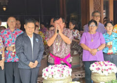 สุพรรณบุรี-ท็อปวราวุธ รดน้ำดำหัว ประภัตร ขุนพลพ่อบรรหารประภัตรอวยพรให้เจริญรุ่งเรือง