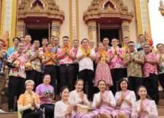 บึงกาฬ-พุทธศาสนิกชนร่วมแห่น้ำจั้นศักดิ์สิทธิ์ทางบก เจริญพระพุทธมนต์ สรงน้ำขอพร “หลวงพ่อพระใหญ่” ปิดท้ายสงกรานต์บึงกาฬ