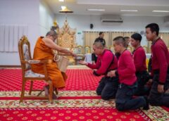 แม่ฮ่องสอน-เจ้าคณะจังหวัดแม่ฮ่องสอน นำคณะสงฆ์มอบสิ่งของสนับสนุนภารกิจดับไฟป่า เพื่อบรรเทาวิกฤตหมอกควัน