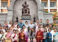 บึงกาฬ-จึ้งนะออเจ้า! ศาลากลางบึงกาฬคึกคัก ผู้ว่าฯ นำข้าราชการแต่งชุดไทย ถวายบังคมก่อนประชุมกรมการจังหวัด