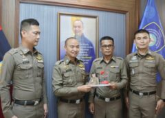 “โฆษกยกนิ้ว” ด.ต.ศุภมิตร ตำรวจสิงห์บุรี อดทนอดกลั้นแอดมินเพจยั่วยุ ยืนหยัดทำหน้าที่จนสโตรก “ผบ.ตร.” กำชับดูแลการรักษาและสวัสดิการ