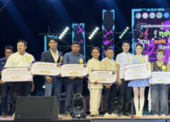 สุพรรณบุรี -แฟนคลับแห่ให้กำลังใจผู้เข้าร่วมร้องเพลงลูกทุ่งท้องถิ่นท้องที่อำเภอสามชุกคึกคัก