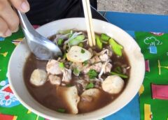 นครนายก – สวนกระแสเศรษกิจ ร้านอาหารตามสั่ง – ก๋วยเตี๋ยวทุกรายการ 25 บาท ถูกใจคนเงินน้อยกินอิ่มท้องในช่วงเศรษกิจไม่ดี