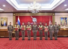 ผบ.ตร. มอบประกาศเกียรติคุณ “ทำดี มีรางวัล” ชื่นชมตำรวจจราจร สน.ทุ่งมหาเมฆ ช่วยเหลือหญิงแน่นหน้าอก หายใจไม่ออก นำส่งโรงพยาบาล โดยปลอดภัย