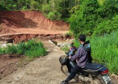 แม่ฮ่องสอน-ขาดครั้งที่ 3 ในรอบปี น้ำป่าพัดคอสะพานห้วยปางผาง รถผ่านไม่ได้ นายกฯ แม่เหาะ ชี้ต้องสร้างถาวรแก้ขาดซ้ำซาก เตรียมเสนอจังหวัดเหตุเกินศักยภาพท้องถิ่น