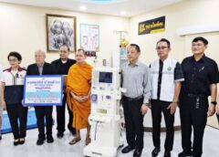 สุพรรณบุรี- พระเมตตามอบเครื่องไตเทียมมูลค่า6แสนให้โรงพยาบาลเจ้าพระยายมราช