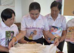 ปทุมธานี -“ปลื้มปีติ! พสกนิกรเก็บผ้ารองรับฝ่าพระบาท–พระหัตถ์ขึ้นหิ้งบูชา หลังมีโอกาสเฝ้าฯ รับเสด็จองค์ภา”