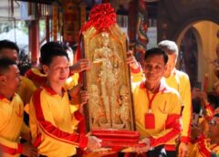 สมุทรสาคร-ศิษยานุศิษย์เจ้าพ่อหลักเมืองสมุทรสาคร จัดพิธีแห่อย่างยิ่งใหญ่ทั้งทางบก – ทางเรือ