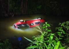ชุมพร – ฝนถล่มถนนลื่น! สลดกลางดึก “ตาสมคิด” ขับกระบะเสียหลักพุ่งตกคลอง จมรถนานเกือบชั่วโมง ก่อนชาวบ้านพบเร่ง CPR ยื้อชีวิต