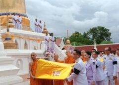 ปลื้มปีติทั่วชุมพร! อัญเชิญผ้าพระราชทานขึ้นห่มพระบรมธาตุสวี สืบสานประเพณีศักดิ์สิทธิ์คู่เมือง พุทธศาสนิกชนหลั่งไหลร่วมอิ่มบุญ