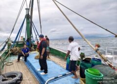 ชุมพร –   ระทึกกลางทะเลชุมพร! เรือประมงชนโขดหินท้องทะลุ น้ำทะลักห้องเครื่อง ศรชล.ส่งเรือความเร็วสูงฝ่าคลื่นช่วยลูกเรือปลอดภัย