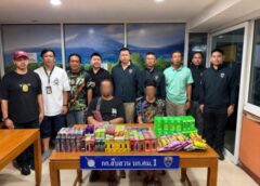 ตม.1 ขานรับนโยบายรัฐบาล บุกจับกุมร้านบุหรี่ไฟฟ้ากลางตลาดคลองถม รวบคาหนังคาเขาขณะกำลังจะจำหน่ายให้เด็กนักเรียน ยึดของกลางเกือบสามร้อยชิ้นมูลค่ากว่า 80,000