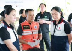 เพชรบุรี -เหล่ากาชาดจังหวัดเพชรบุรีบูรณาการหน่วยงาน ลงพื้นที่ให้กำลังใจ ผู้ประสบภัยเหตุดอกไม้เพลิงระเบิด มอบถุงยังชีพ-ดูแลสุขภาพผู้ประสบภัยอย่างใกล้ชิด