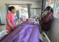 บุรีรัมย์- สะเทือนใจไม่หายภาพลูก 10 เดือนหลับคาอกแม่ติดเตียง หลังผ่าคลอด
