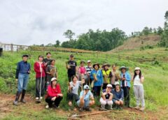 แม่ฮ่องสอน-ชาวแม่สะลาบ – นักศึกษา มช. จับมือพัฒนาที่ดินที่ 6 ปลูกหญ้าแฝกแปลงขั้นบันได ยึดหน้าดินลดการพังทลายพื้นที่ลาดชัน