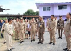 เพชรบุรี -องคมนตรี ผู้แทนพระองค์ ลงพื้นที่จังหวัดเพชรบุรี ติดตามผลการดำเนินงานโรงเรียนในโครงการกองทุนการศึกษา รุ่นที่ 2 ชื่นชมเด็กเรียนดีเยี่ยม มุ่งสร้างคนดีให้แก่บ้านเมืองตามพระราชปณิธาน