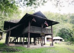 แม่ฮ่องสอน-ย้อนรอย 100 ปี “ศาลาขุนจันต๊ะ” ศาลาไม้โบราณริมสาละวิน จากปางไม้บอมเบย์เบอร์ม่า สู่แหล่งท่องเที่ยวเชิงประวัติศาสตร์ กลางผืนป่าสาละวิน