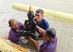 สุพรรณบุรี- ส่องเลขหางประทัดงานสืบสานประเพณีอุ้มพระดำน้ำหนึ่งเดียวในสุพรรณคึกคัก