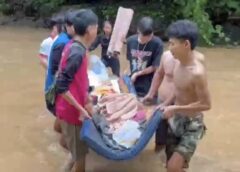 แม่ฮ่องสอน-สะท้อนความลำบากเส้นทางเสาหิน อ. แม่สะเรียง รถขนผู้ป่วยติดเตียงกลับบ้าน ติดหล่มกลางลำห้วย ออกซิเจนใกล้หมด ชาวบ้านแห่ช่วย