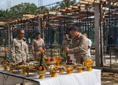 ผู้ว่าฯ ชุมพร นำบวงสรวงสิ่งศักดิ์สิทธิ์-เจริญพระพุทธมนต์ ย้ายเสาธง-ปืนใหญ่ เสริมสิริมงคลกองร้อย อส. รับอาคารใหม่