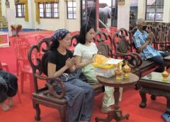 นครนายก – นักท่องเที่ยวและพระสงฆ์ เข้าพิธีนอนโลงศพ ต่ออายุแก้ปีชง เสริมดวงชะตาชีวิตวัดหลวงพ่อปากแดงจังหวัดนครนายก
