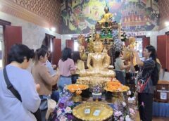 นครนายก – นักท่องเที่ยวเข้ากราบไหว้องค์หลวงพ่อปากแดง พร้อมขอพร โชคลาภ ธุรกิจ หน้าที่การงาน ส่องเลขเด็ดใกล้วันหวยออก