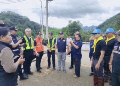 แม่ฮ่องสอน-ฉก.สิงหนาท ร่วมเข้าช่วยเหลือฟื้นฟู ‘วัดป่าถ้ำวัว’ – เคลียสิ่งกีดขวางใต้สะพาน บรรเทาทุกข์ชาวบ้านหลังน้ำป่าหลาก