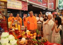 มูลนิธิป่อเต็กตึ๊ง ประกอบพิธีเปิดประตูผี เนื่องในงานประเพณีทิ้งกระจาด ประจำปี 2569 พร้อมเชิญชวนสาธุชนร่วมงานมหาบุญมหากุศลทั้งที่ศาลเจ้าไต้ฮงกง พลับพลาไชย และศาลเจ้าไต้ฮงกงหยกขาวฯ สาทร กรุงเทพฯ