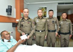 รองจเรตำรวจแห่งชาติ รุดเยี่ยมให้กำลังใจรองสารวัตรจราจร สน.พระราชวัง บาดเจ็บขณะเข้าจับกุมคนร้ายต่างชาติก่อเหตุลักทรัพย์