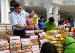 อ่างทอง-ประชาชนแห่รับข้าวสารพร้อมขนมเปี๊ยะอย่างเนื่องแน่นกว่า 7 พันคน เนื่องในวันคล้ายวันเกิดเจ๊นุช เจ้าของขนมเปี๊ยะอร่อยซอย 8