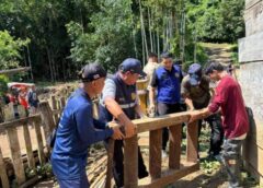 แม่ฮ่องสอน-35 ครัวเรือน บ้านสิวาเดอ ต.แม่สามแลบ เดือดร้อนน้ำป่าหลาก เร่งรื้อท่อนไม้เศษไม้กีดขวางทางน้ำ หวั่นฝนตกน้ำท่วมซ้ำ