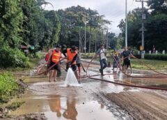 แม่ฮ่องสอน-แม่สะเรียงเร่งฟื้นฟูน้ำป่าทะลักแม่กองแป-ห้วยโผ บ้าน-โรงสีจมโคลน ส่วนแม่สามแลบอ่วมซ้ำ สิวาเดอ-กอมูเดอ หลายหมู่บ้าน ดินสไลด์ปิดทาง ไฟดับ สัญญาณล่ม ถนนการสื่อสาร ถูกตัดขาด