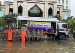 “พล.ต.อ.สำราญฯ” ลงพื้นที่ช่วยประชาชนประสบภัยน้ำท่วม กทม. – เปิดโรงครัวพระราชทาน – จัดโดรนพระราชทานสำรวจพื้นที่ ส่งอาหาร