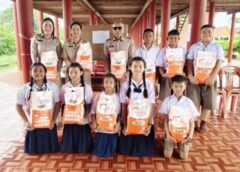 สุพรรณบุรี-นายอำเภอบางปลาม้ามอบทีวีข้าวสารให้โรงเรียนเพื่อสนับสนุนการจัดการเรียนการสอน
