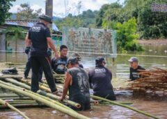 ตชด. ลุยสร้างสะพานไม้ไผ่ยาว 200 เมตร ช่วย 68 ครอบครัวสังขละบุรี หลังน้ำท่วมเส้นทางเข้าออกชุมชน ชาวบ้านเห็นต่างแห่ชื่นชม