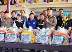 นครปฐม-นายอำเภอนครชัยศรี ผนึกกำลัง‘ผู้การนครปฐม’ประธาน กต.ตร.สภ.นครชัยศรี‘ ลุยน้ำท่วม มอบถุงยังชีพช่วยเหลือผู้ประสบอุทกภัย