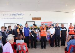 สุพรรณบุรี-พ่อเมืองสุพรรณนำส่วนราชการผู้บริหารท้องถิ่นมอบถุงยังชีพให้กำลังใจแก่ผู้ประสบอุทกภัย