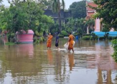 ราชบุรี – น้ำป่าทะลักท่วมวิหารเก่า “วัดใหญ่อ่างทอง” อายุ 99 ปี หวั่นผนังแตกร้าวเสียหาย ชาวบ้านเร่งป้องกัน