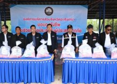 ฉะเชิงเทรา-อบจ.ฉะเชิงเทราส่งมอบถุงยังชีพสนับสนุน 3 อปท. พนมสารคาม-แปลงยาว เสริมกำลังท้องถิ่นดูแลผู้ประสบภัย