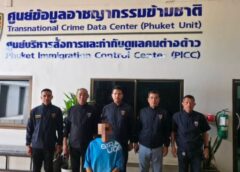 อาจารย์นพสั่งลุย หลุด เล็ด ลอด ต้องจับให้ได้ ! ตม.ภูเก็ต สนองนโยบาย รวบชายชาวมังกร โอเวอร์สเตย์ 1,793 วัน พรางตัวเช่าบ้านในป่าลึก พบหนีคดีเปิดบ่อนพนันประเทศบ้านเกิด